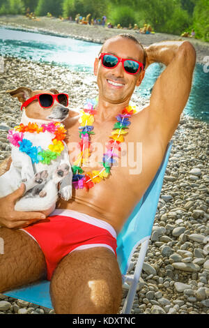 Jack Russell Hund mit Eigentümer tragen Lustig fancy red Sonnenbrille, auf der Hängematte oder Liegestuhl Liegestuhl zusammen liegend als Liebhaber oder mit Freunden, im Sommer vacat Stockfoto