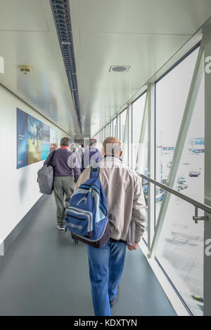 Heathrow Terminal 5, London, UK - 25. September 2017: Menschen zu Fuß ihren Ebene. Morgen geschossen von Touristen nach Kontrolle. Stockfoto