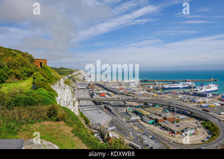 Fährhafen Dover, Dover, Großbritannien - August 17, 2017: Blick entlang der Klippen mit den Fährhafen in vollem Betrieb. geschossen im Sommer auf einem hellen afternoo Stockfoto