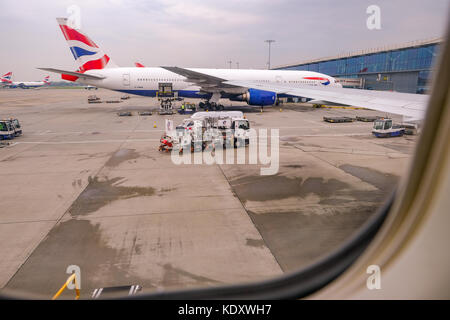Heathrow Terminal 5, London, UK - 25. September 2017: Blick aus dem Flugzeug Fenster von British Airways Flugzeug für die nächste Fahrt vorbereitet. Horizontale d Stockfoto