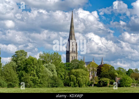 Kathedrale von Salisbury, Wiltshire, Vereinigtes Königreich, wie aus den Harnham Auen zu sehen. Stockfoto