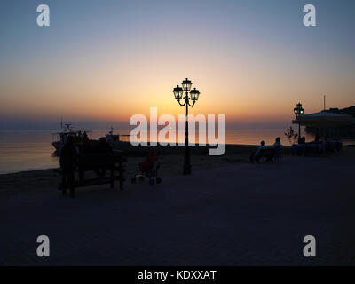 Sonnenuntergang am Strand von Dorf siviri in Halbinsel Kassandra chalkidiki Griechenland Stockfoto