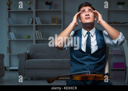 Junge Musiker Mann spielen Geige Üben zu Hause Stockfoto