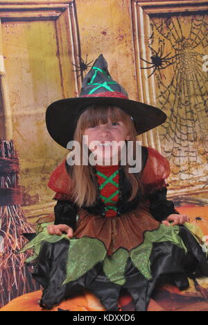 Mädchen sehr aufgeregt für Halloween und Wunsch, es kommen würde. Stockfoto