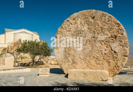 Diakonikon Baptisterium Kapelle Berg Nebo religiöse Stätte mit rollenden Kalkstein befestigte Tür blockieren, die Abu Türe, Jordanien, Naher Osten, Stockfoto