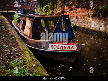 In Manchester verbrannt: das Wrack der Rosanna auf einem Sporn des Bridgewater Canal günstig Stockfoto