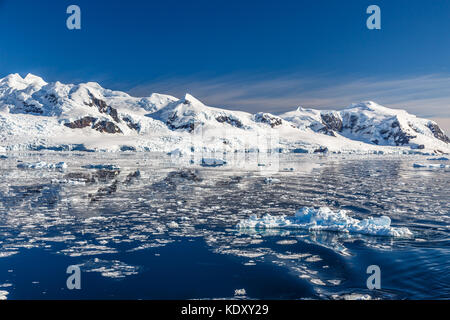 Berge und Gletscher in den antarktischen Gewässern nechos Bucht, Antarktis Stockfoto