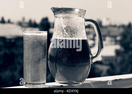 Basteln Sie ein Bier in einen Krug und ein Glas. Sommer. Stockfoto