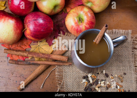 Ansicht von oben Apfelsaft mit Zimt und Apfel Verlegung in rustikaler Einrichtung zu Seite Stockfoto