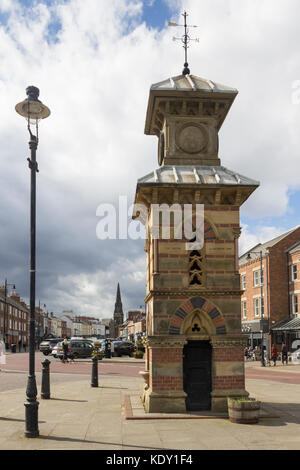 Der Uhrturm und Trinkbrunnen, Front Street, Tynemouth, Tyne und Wear. Ein denkmalgeschütztes Gebäude aus dem Jahre 1861 in einem venezianischen Gotik aufgeführt. Stockfoto