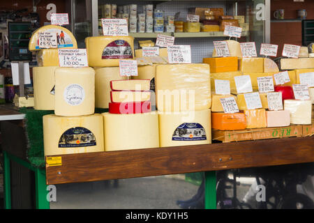 Purdons Käse auf dem Markt begraben. Der Stall verkauft eine breite Palette von traditionellen Englischen Käse der Sorten von Lancashire Käse spezialisiert hat. Stockfoto