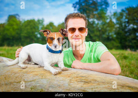 Hund und Herrchen zusammen, ganz in der Nähe eine gute Zeit im Freien Stockfoto