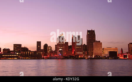 Sonnenuntergang über Detroit als von Windsor, Ontario Stockfoto
