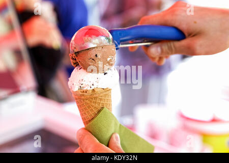 Mit Eis schaufeln in einem Kegel. Stockfoto
