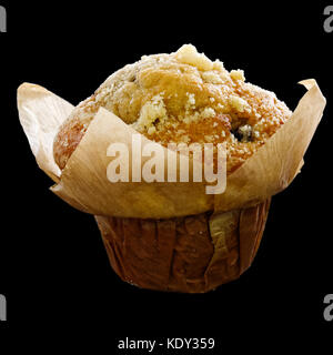 Ganze gebackene blueburry Muffin in Backpapier Tasse isoliert auf Schwarz. Stockfoto