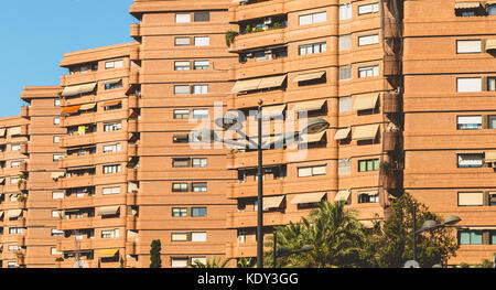 VALENCIA, Spanien - 18. Juni 2017: architektonisches Detail der typischen Wohngebäude in rotem Backstein Stadt Stockfoto