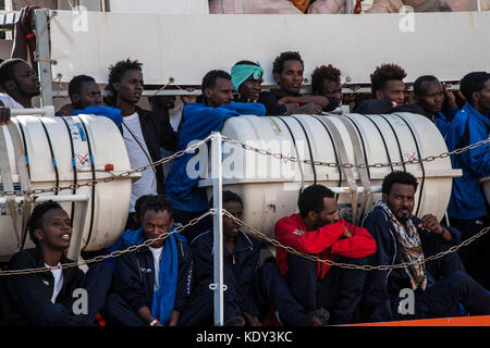 Der Wassermann (sos Mediterranee) Schiff im Hafen von Palermo, Italien am 13. Oktober 2017 mit 606 Migranten. Stockfoto