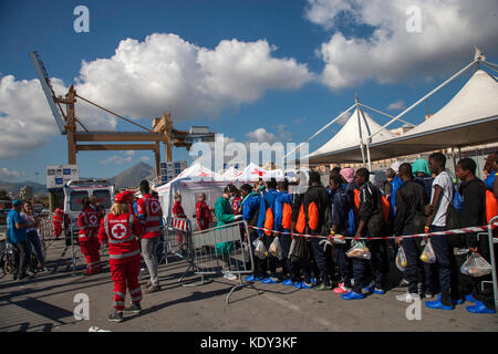 Der Wassermann (sos Mediterranee) Schiff im Hafen von Palermo, Italien am 13. Oktober 2017 mit 606 Migranten. Stockfoto