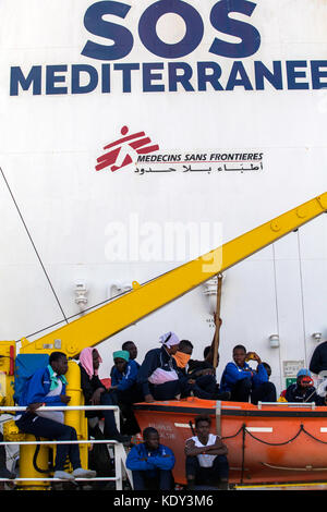 Der Wassermann (sos Mediterranee) Schiff im Hafen von Palermo, Italien am 13. Oktober 2017 mit 606 Migranten. Stockfoto