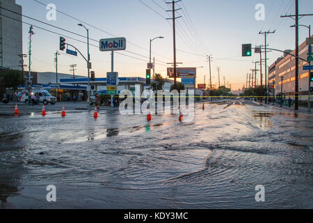 Wasser main Break in Santa Monica Blvd. in Hollywood und Highland am 27.Oktober 2014. Stockfoto