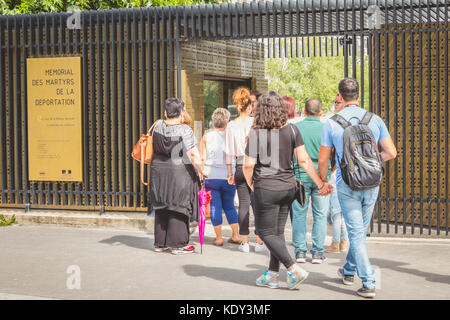 PARIS, Frankreich, 07.Juli 2017: das Denkmal der Märtyrer von Abschiebung in Paris, Frankreich, wo queuing Touristen eingegeben Stockfoto