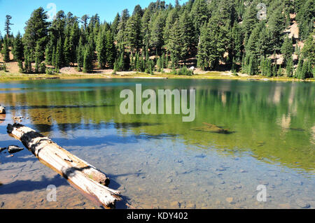 Mt. Lassen Volcanic National Park overs Besucher einige der landesweit schönsten, malerische Ausblicke! Emerald Lake an Bumpass Trailhead. Stockfoto