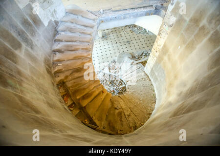 Vögel Auge Ansicht des Treppenhauses in einem alten verfallenen Hotel. Stockfoto