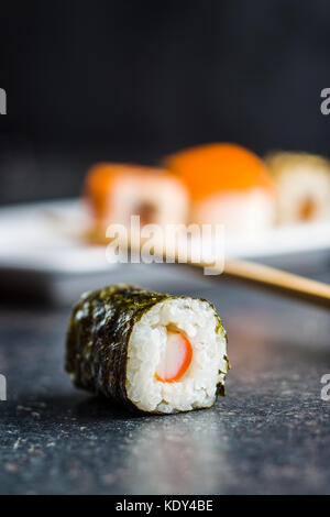 Japanisches sushi Rollen auf alten Küchentisch. Stockfoto