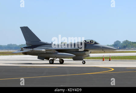 Air Force jetfighter Rollen nach der Landung Stockfoto