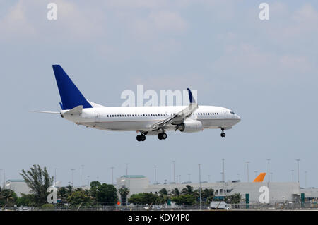 Moderne Pkw jet Landung am Miami International Stockfoto