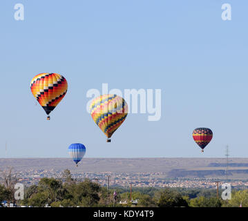 Heißluftballons schweben über der Wüste Stockfoto