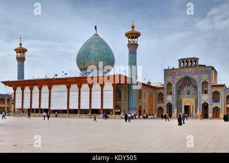 Provinz Fars, Shiraz, Iran - 19. April 2017: Shah Cheragh Mausoleum und Moschee, Blick von Außen an einem bewölkten Tag. Stockfoto