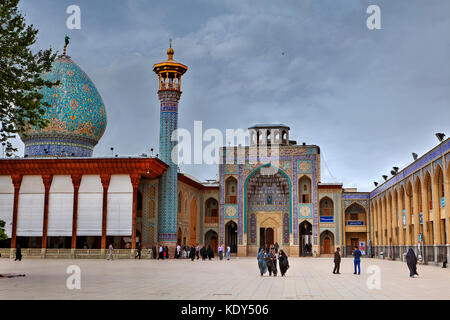 Provinz Fars, Shiraz, Iran - 19. April 2017: Shah Cheragh Moschee, muslimische Pilger gehen herum. Stockfoto