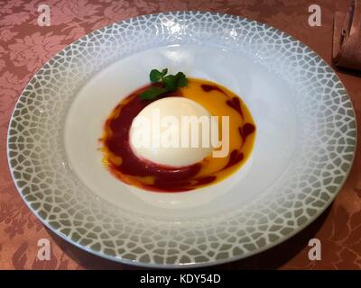 Süße Panna cotta Dessert Stockfoto