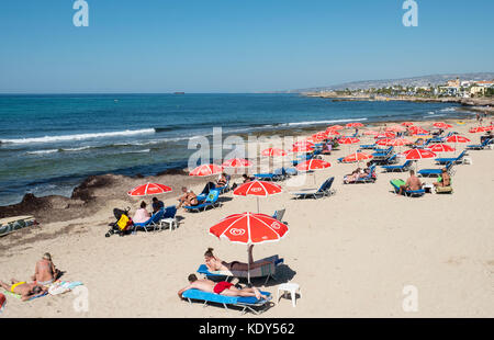 Die Urlauber in der Sonne aalen auf der städtischen Strand in Kath Paphos Paphos, Zypern. Stockfoto