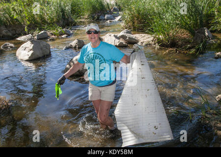 La Gran Limpieza, FoLAR River Clean-up 17. April 2016, Los Angeles River, Glendale Narrows, Los Angeles, Kalifornien, USA Stockfoto