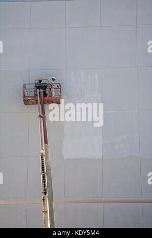 Maler an der Seite des Gebäudes im Wynwood Arts District, Miami, Florida, USA Stockfoto