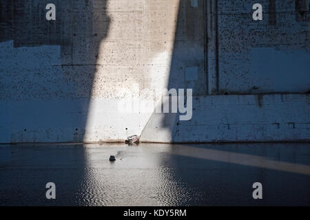 Schatten und Licht auf Wände der Zusammenfluss, Los Angeles, Los Angeles, Kalifornien, USA Stockfoto