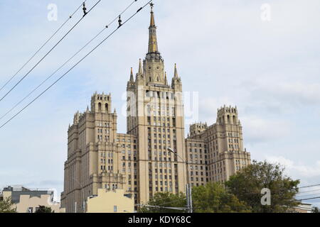 Kudrinskaya quadratisches Gebäude ist eines von sieben stalinistischen Wolkenkratzer, entworfen von Mikhail posokhin und ashot mndoyants. - Sieben Schwestern - wohlhabend, stilvoll Stockfoto