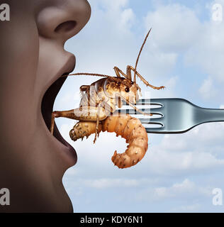 Insekten essen und essen Bugs wie exotische Küche und alternative proteinreiche Ernährung Essen als Person mit offenem Mund mit einem Kricket und Larven. Stockfoto