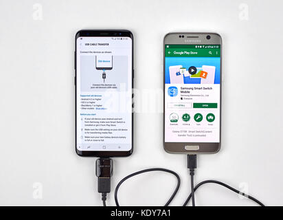 Montreal, Kanada - 12. Oktober 2017: Smart Switch Datenübertragung von Samsung S7 zu einer neuen Galaxie S8 Gerät. Stockfoto