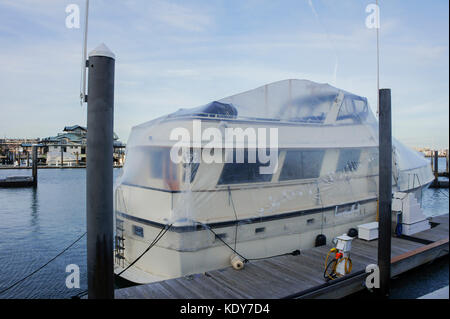 Schiff mit einer Staubabdeckung einen Hafen in Boston, Massachusetts, United States Stockfoto