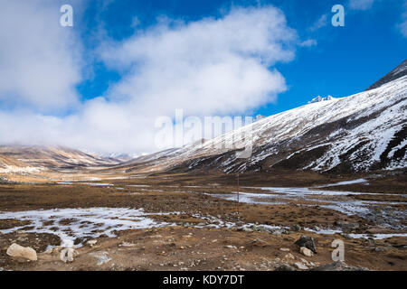 Nebel und Bewölkung Berg Querformat im Nullpunkt, blauer Himmel Tag Zeit, Sikkim, Indien Stockfoto