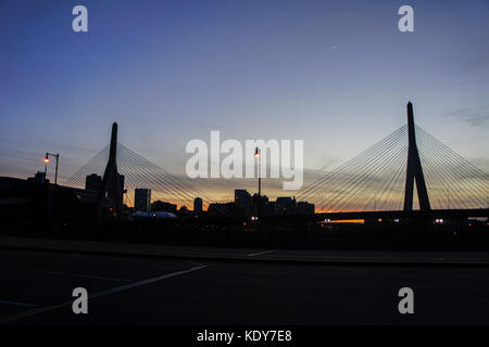 Sonnenuntergang Blick auf die Leonard P. Zakim Bunker Hill Bridge in Boston, Massachusetts, USA Stockfoto