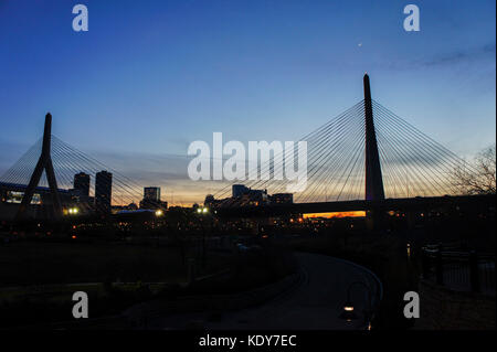 Sonnenuntergang Blick auf die Leonard P. Zakim Bunker Hill Bridge in Boston, Massachusetts, USA Stockfoto