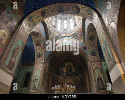 Die sioni Kathedrale von 1352 in Tiflis, Georgien, Innenraum mit bunt bemalten Bögen und Kuppel Stockfoto