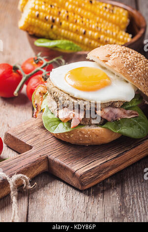 Homemmade Speck Hamburger mit Spiegelei Stockfoto