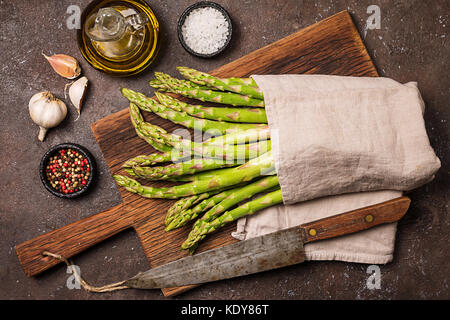 Bündel frischer Spargel Stockfoto