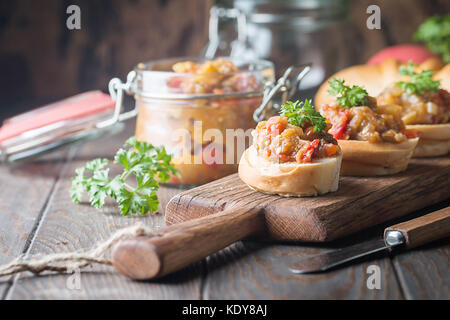 Brot Toast mit Auberginen Kaviar. Stockfoto