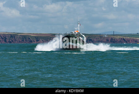 Der Pilot Schiff St. Govan ein Pilotprojekt zu einem Schiff durch den Wellengang am Eingang haven Waterway an einem schönen Sommer morgen nach Milford. Stockfoto